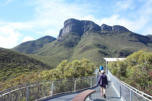 View of Bluff Knoll from carpark and platform.