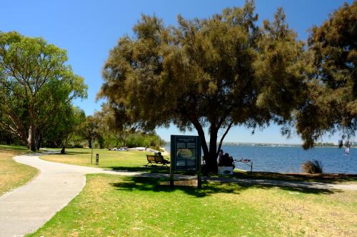 people picnicking overlooking the Swan River at Pelican Point 