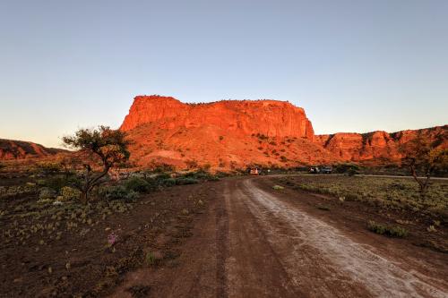 the dirt road to the carpark at Sunrise View