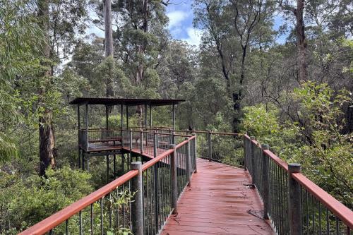 Lookout along the Lane Poole Falls walk trail in Boorara - Gardner National Park