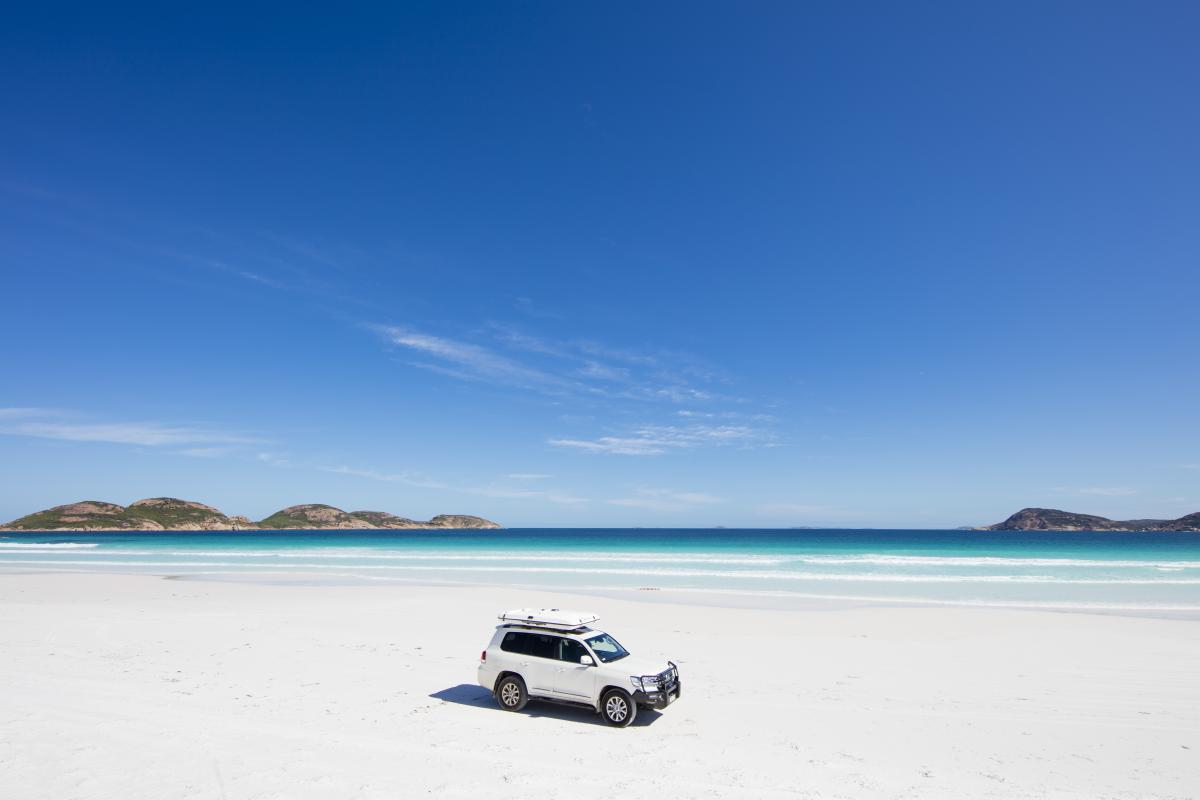 4WD on the white beach at Lucky Bay in Cape Le Grand National Park
