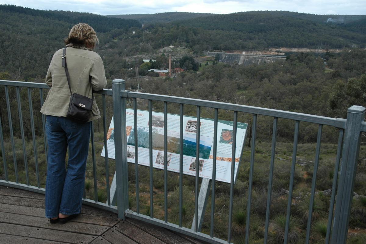 Lookout platform overlooking Mundaring Weir and surrounding bushland