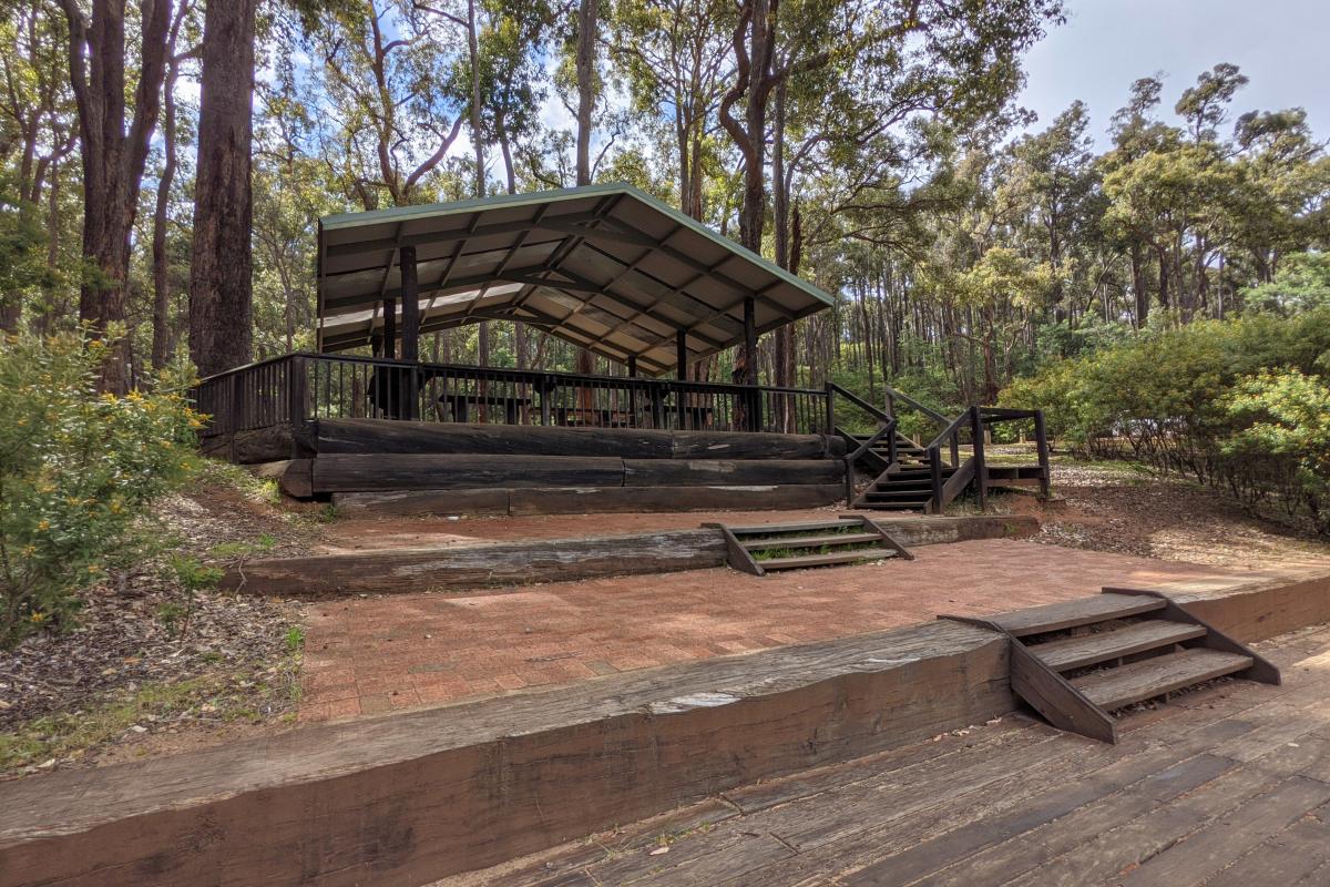 Picnic shelter looking out over Barrabup Pool