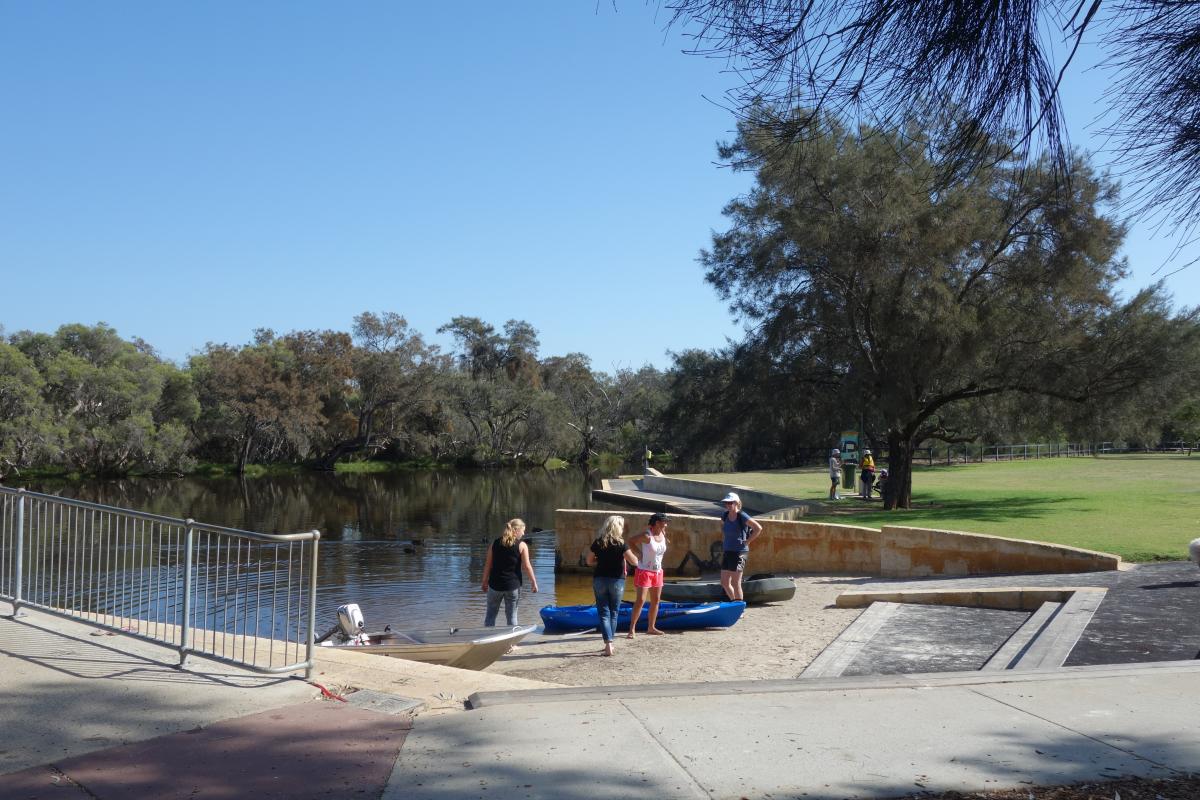 Launch area, Kent Street Weir people at the canoe and small boat launching area