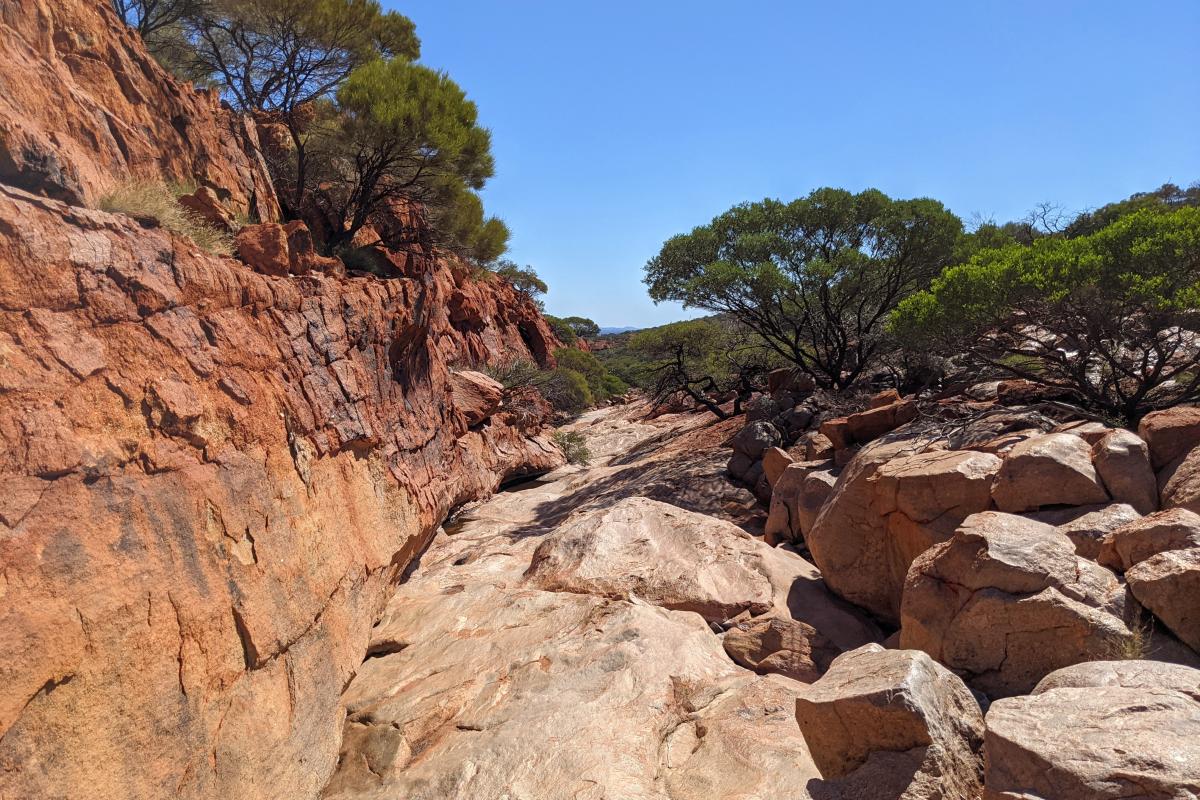 rock wall and rocks on the Gully trail flintstone beedoboondu Mount Augustus