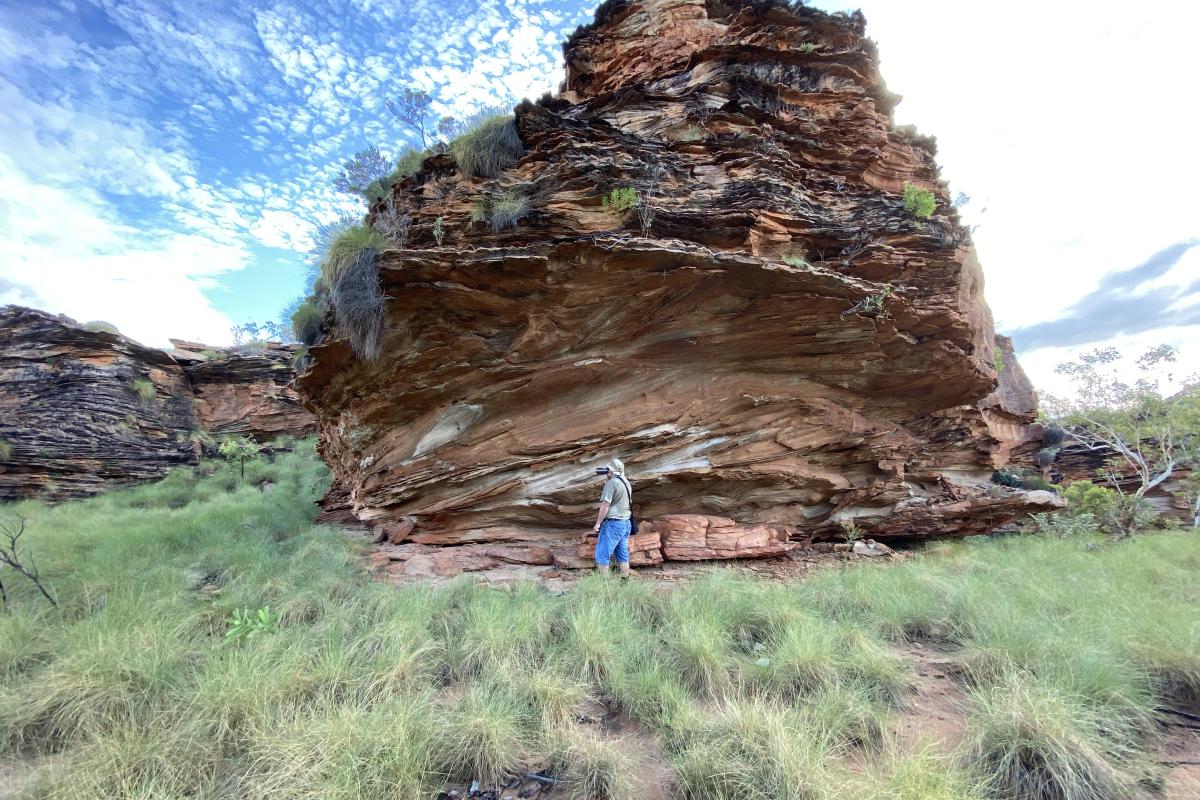 First art site - Yoorrming Geranyen Banan - Painting on rocks trail a walker by Rock Art
