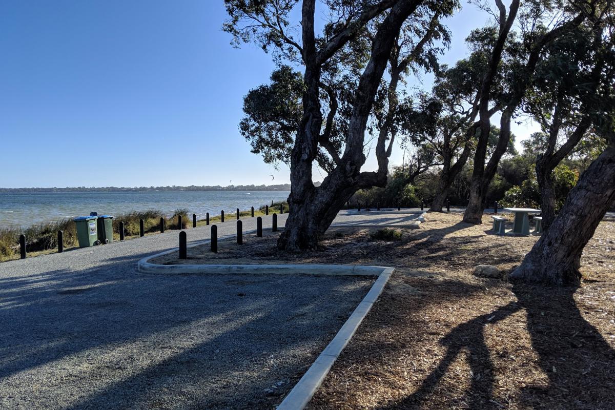 Len Howard parking area and picnic bench Len Howard parking area and picnic bench