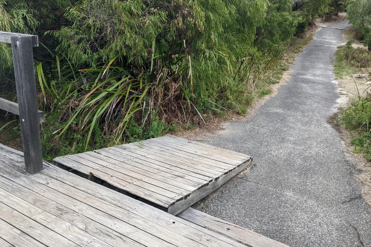 Ramp and step access to the lookout at Salmon Holes Ramp and step access to the lookout at Salmon Holes