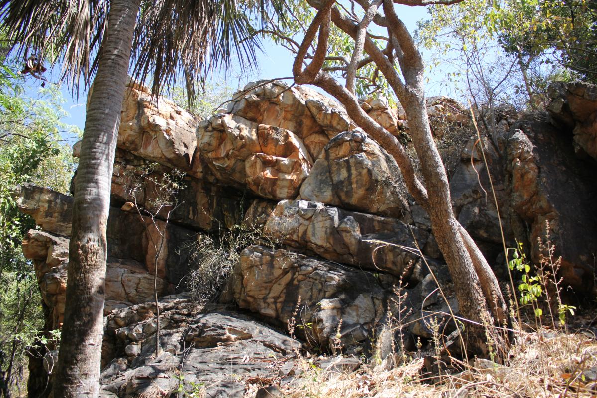 rocky outcrops on the walk trail 