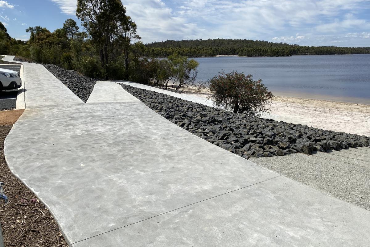 Sealed footpath at David Ugle Picnic Area with views of Lake Kepwari.