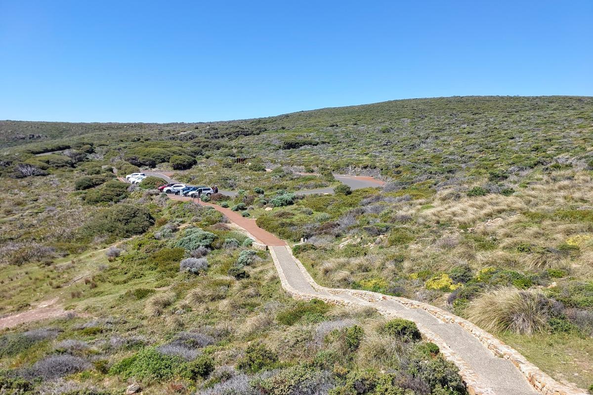 Sugarloaf Rock parking area and the path to the lookout