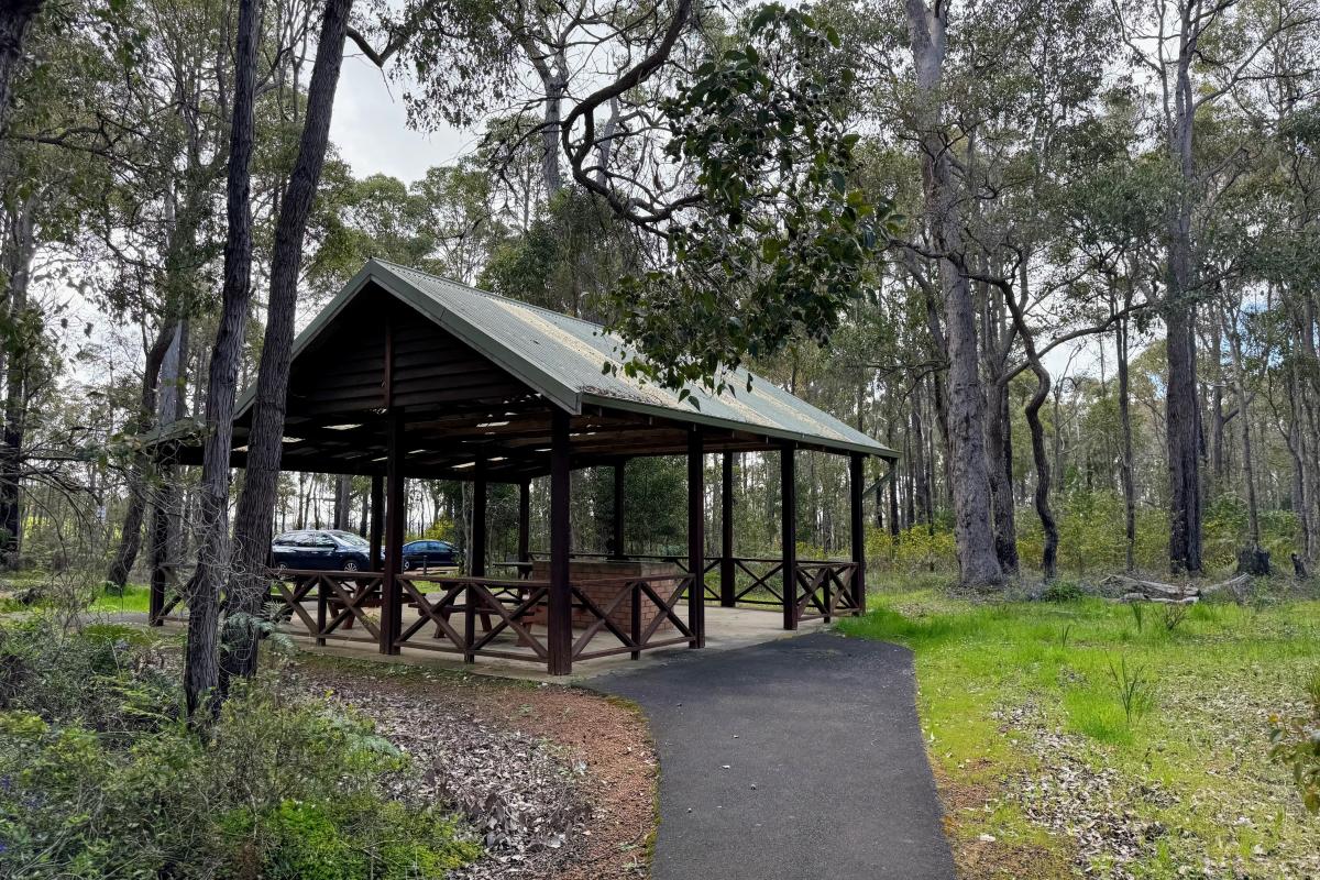 Sheltered picnic tables and bbq at King Jarrah, Manjimup Sheltered picnic tables and bbq at King Jarrah, Manjimup