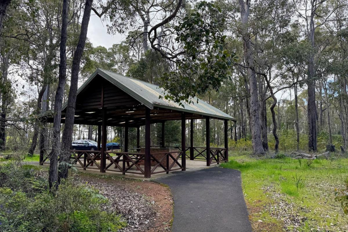 Sheltered picnic tables and bbq at King Jarrah, Manjimup