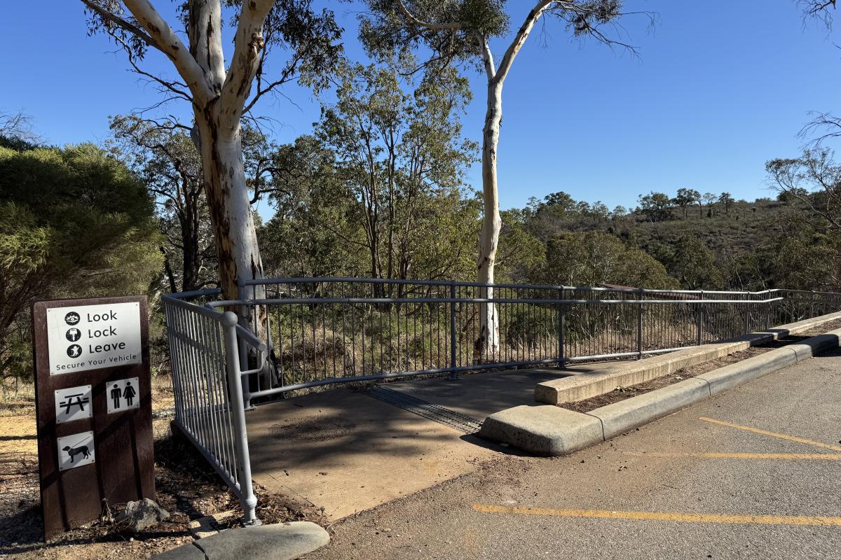 Start of the ramp down to the picnic area at the main Lesmurdie Falls parking area. Start of the ramp down to the picnic area at the main Lesmurdie Falls parking area.