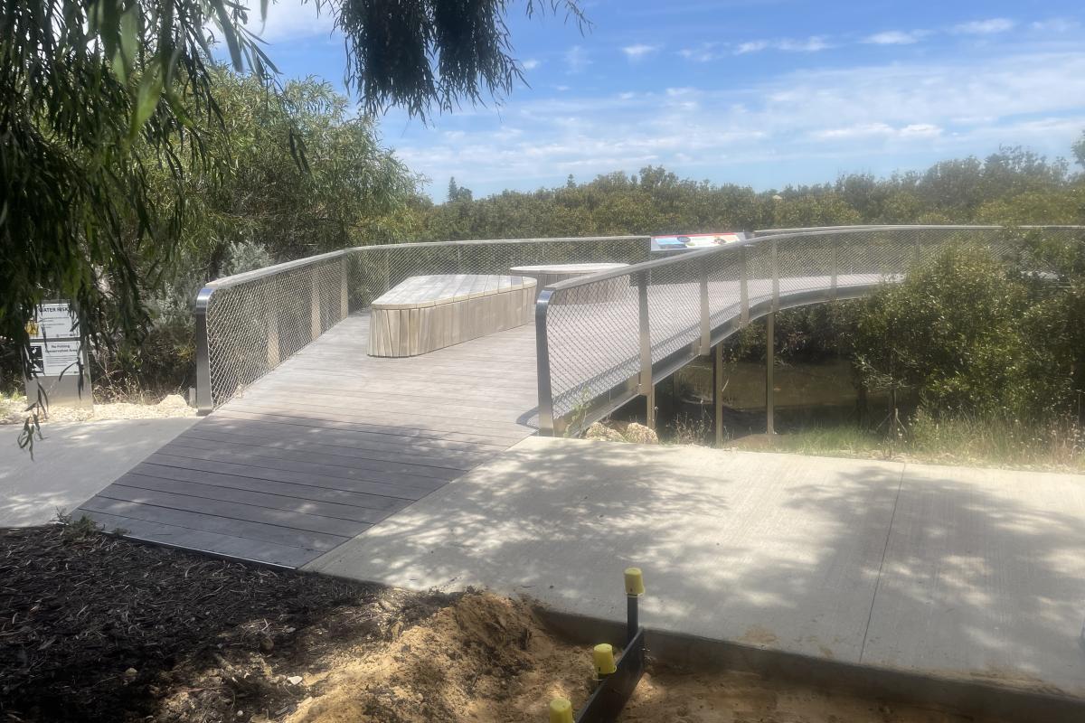 Intersection of two boardwalks and seating. 